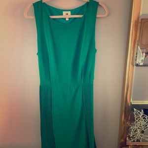Super fun pop of green dress